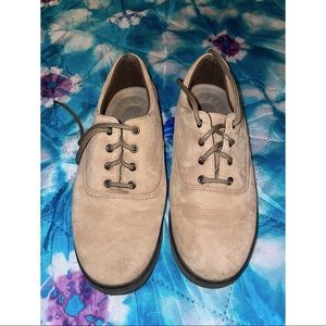 Easy Spirit Cute Tan Shoes